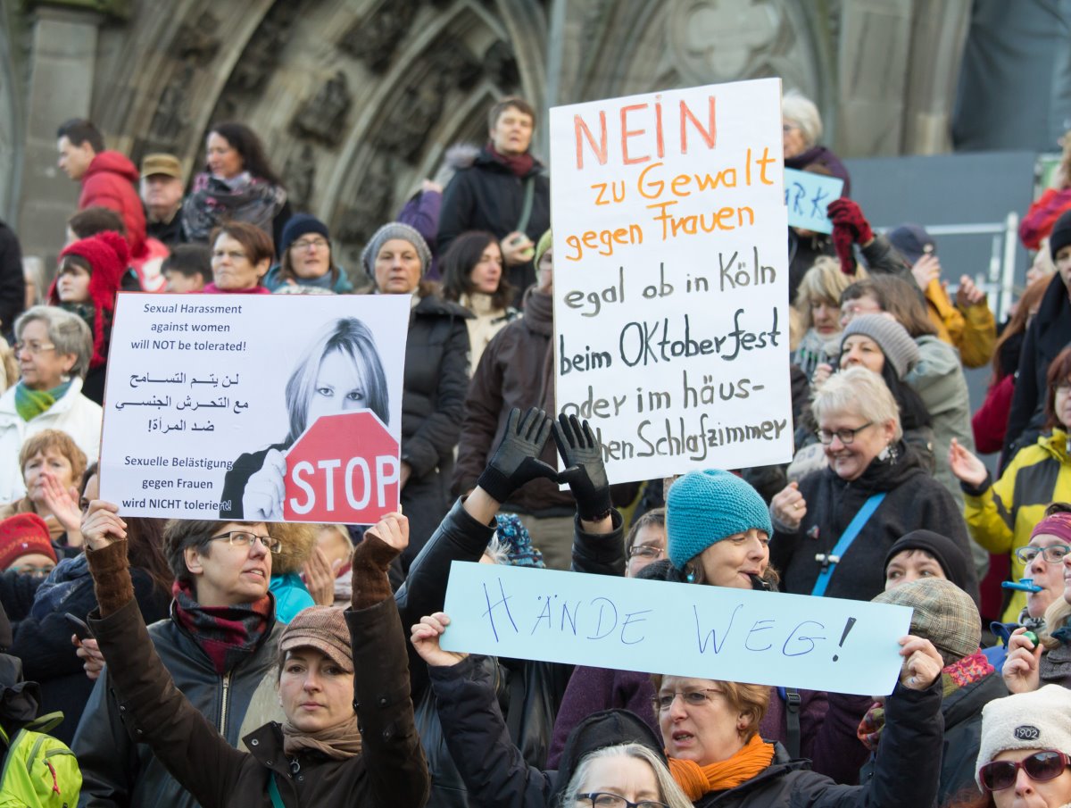 Flashmob gegen Männergewalt, Köln 2016 - By Elke Wetzig (Own work) [CC BY-SA 4.0 (http://creativecommons.org/licenses/by-sa/4.0)], via Wikimedia Commons